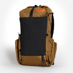 Ultralight hiking backpack OB30 coyote/brown colour. The main compartment is packed and three external pockets empty.
