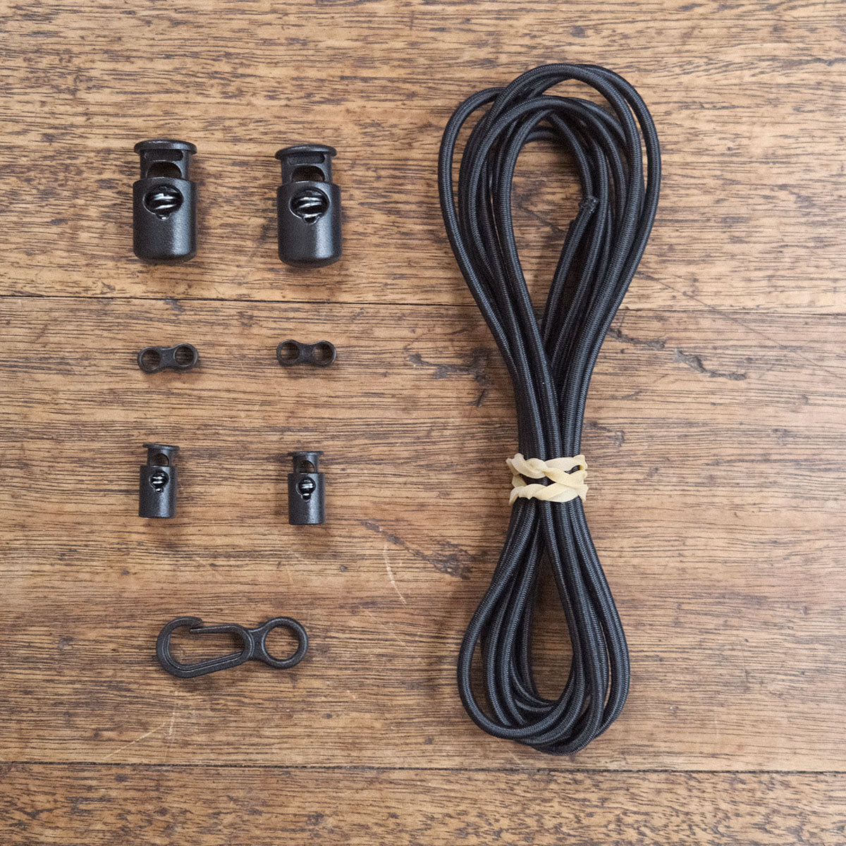 OrangeBrown content of the 'Strap-it pack for backpacks'. Pimp your backpack